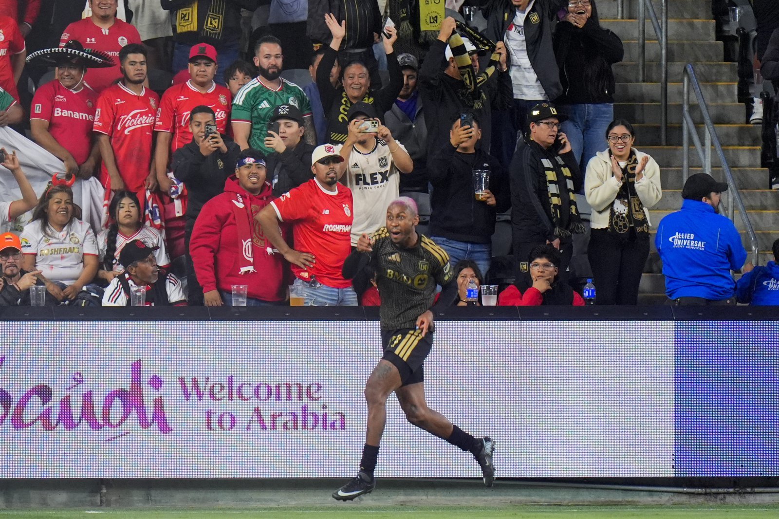LAFC 은코시 타파리가 30일(한국 시간) BMO스타디움서 열린 톨루카와 CONCACAF 챔피언스컵 4강 1차전서 후반 46분 결승골을 터트린 뒤 환호하고 있다. LA｜AP뉴시스