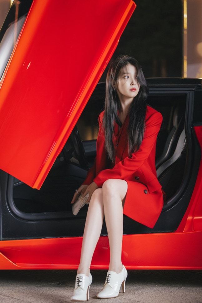 아이유가 ‘21세기 대군부인’에서 레드 수트부터 트위드, 한복까지 다양한 스타일을 선보이며 시선을 끌고 있다. 사진제공 | MBC