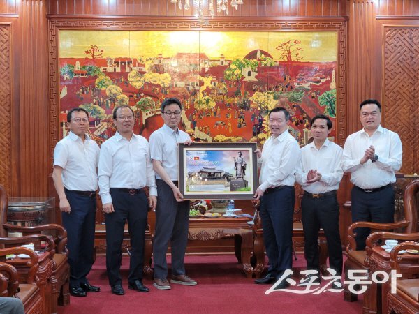 봉화군이 베트남 박닌성 뜨선방 ‘2026년 덴도축제’ 에 참석해 교류 확대를 추진하고 있다. 사진제공 ㅣ 봉화군
