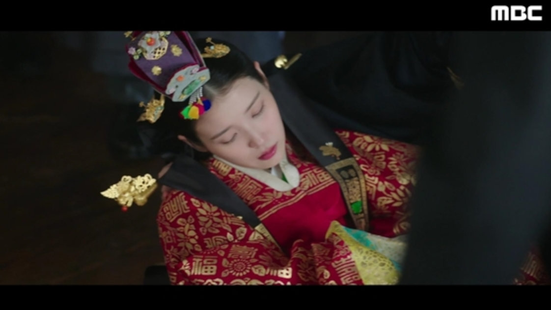 아이유, ♥변우석과 결혼→정신 잃고 혼절 ‘돌발상황’ (21세기 대군부인)