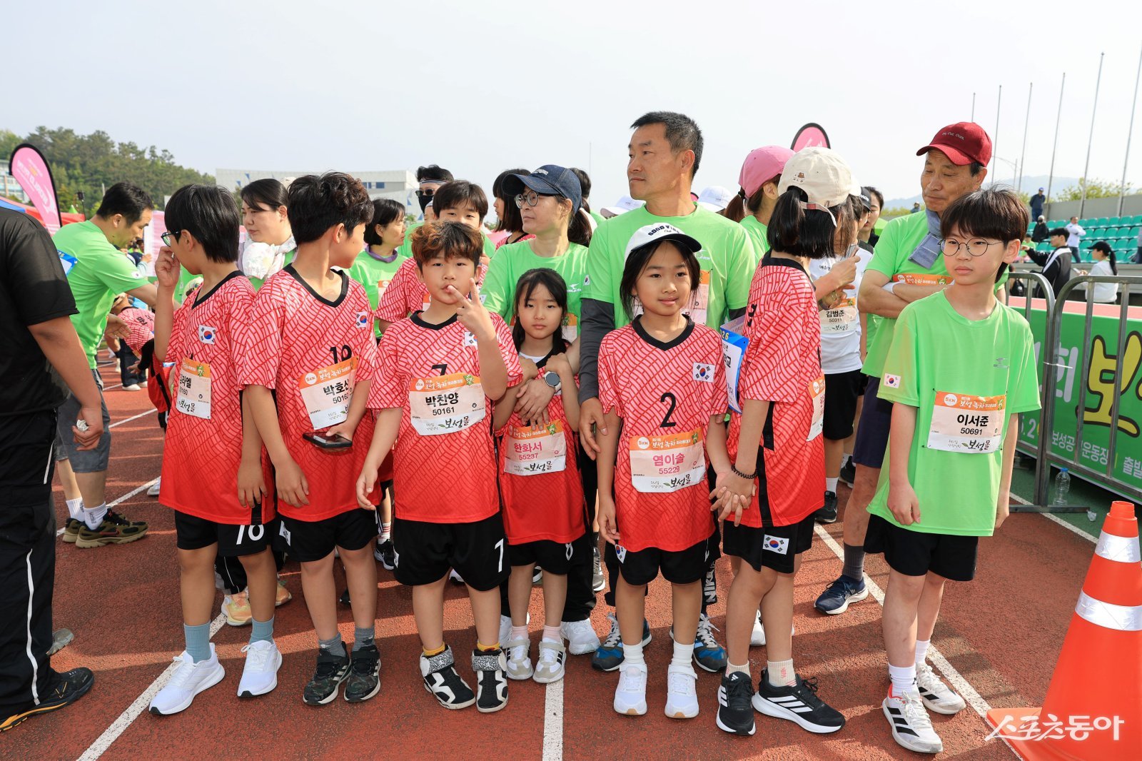 문덕초등학생들이 개교 100주년을 기념해 제21회 보성녹차마라톤대회에 참가해 완주했다. 사진제공=보성군