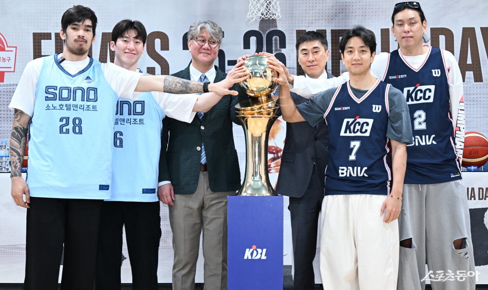 소노 케빈 켐바오, 이정현, 손창환 감독, KCC 이상민 감독, 허훈, 최준용이 1일 서울 논현동 KBL센터에서 열린 챔피언 결정전 미디어데이에 참석해 챔피언 트로피를 앞에 두고 선전을 다짐하고 있다. 사진제공｜KBL
