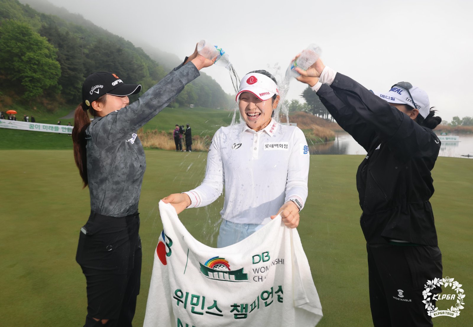 유현조가 3일 제1회 DB 위민스 챔피언십에서 정상에 올라 시즌 첫 승 및 통산 3승을 달성한 뒤 동료들의 축하 물 세례를 받고 있다.  사진제공 | KLPGA