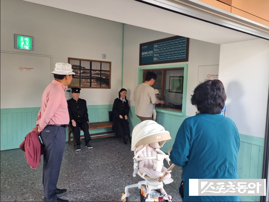 제28회 함평나비대축제가 열리고 있는 가운데, 축제장 내 ‘함평 추억공작소’가 과거의 생활상을 생생하게 재현한 전시로 관람객들의 관심을 끌고 있다. 사진제공=함평군