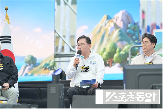 여수시가 지난 2일 이순신광장 야외무대에서 ‘2026년 섬 방문의 해’ 선포식을 개최하고 정현구 부시장이 인사말을 전하고 있다. 사진제공=여수시