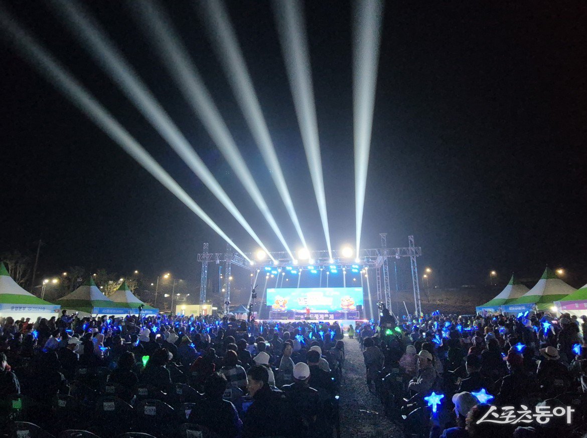 진도군 임회면 서망항 일원에서 지난 1일부터 3일까지 3일간 개최된 ‘제10회 진도 꽃게 축제’가 성황리에 막을 내렸다. 사진제공=진도군