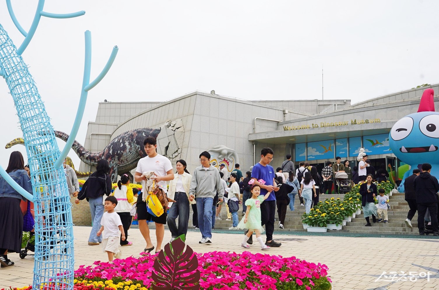 지난 2일 막을 올린 해남공룡대축제에는 첫날에만 4만 7천여 명이 방문해 행사장 곳곳이 관람객들로 붐볐다. 사진제공=해남군