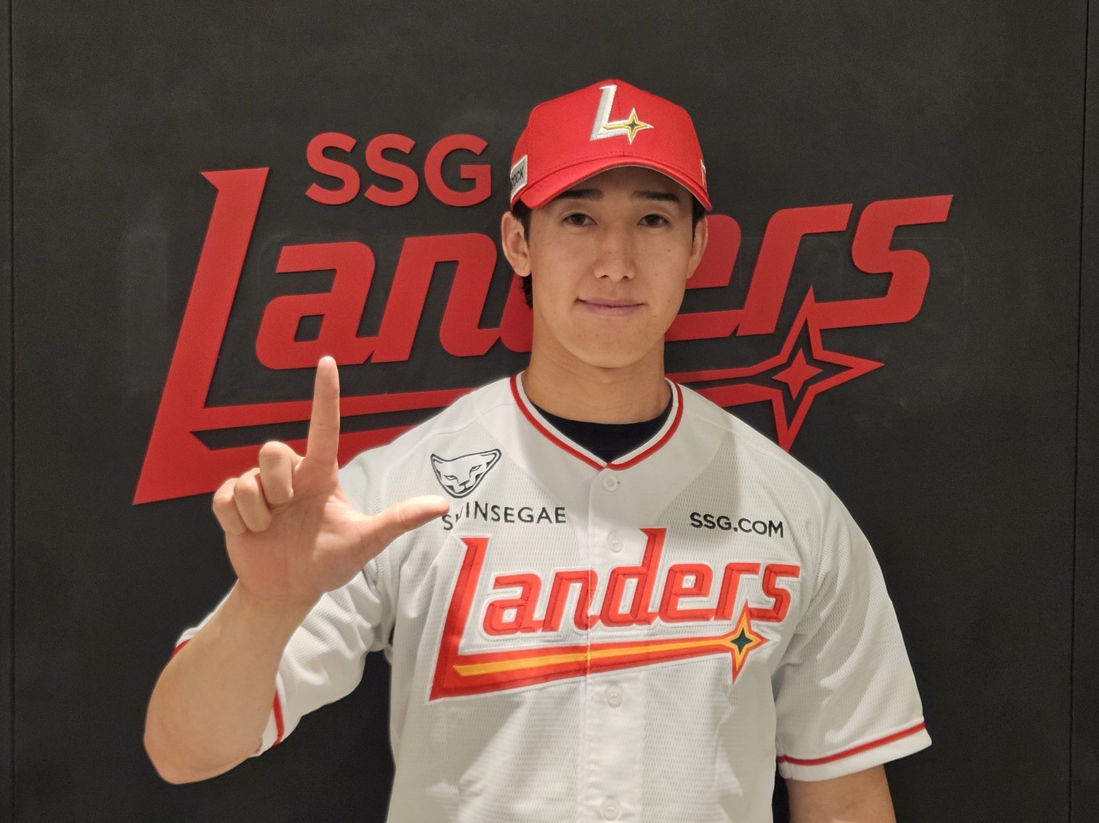 SSG가 어깨 부상으로 최소 6주의 회복 시간이 필요한 미치 화이트의 공백을 메우기 위해 일본 출신 좌완 히라모토 긴지로를 영입했다. 사진제공｜SSG 랜더스
