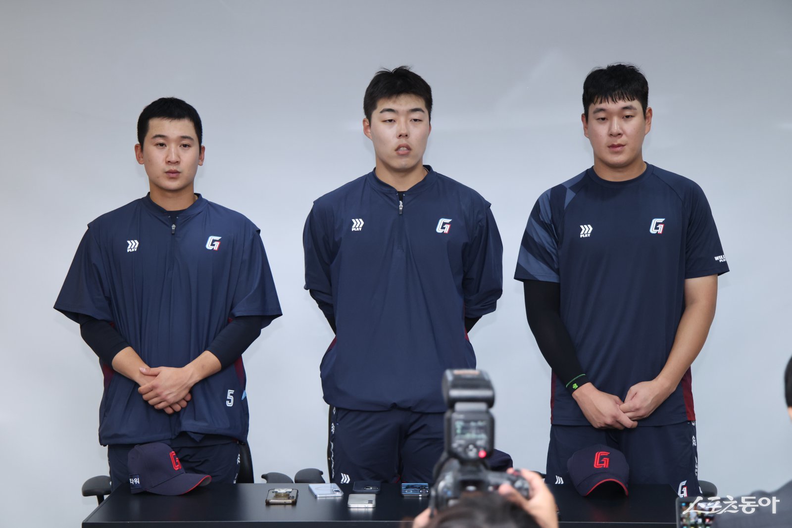 스프링캠프 기간 사행성 게임장 출입으로 징계를 받은 롯데 김세민, 고승민, 나승엽(왼쪽부터)이 5일 수원KT위즈파크서 열린 기자회견서 사과하고 있다. 사진제공｜롯데 자이언츠