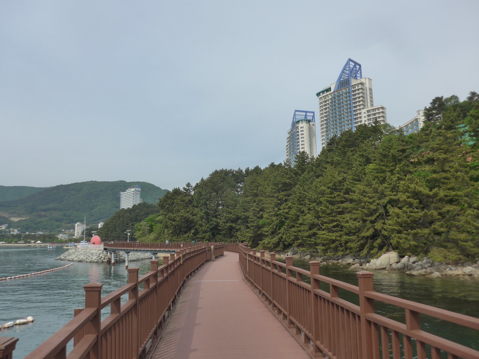 소동옥림해변길 데크. 오른쪽에 소노캄 거제가 보인다.    거제 ｜ 양형모 기자