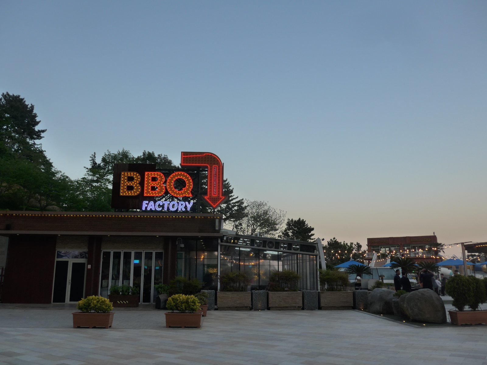 야외 테라스에서 숯불에 바비큐를 해 먹을 수 있는 BBQ팩토리.     거제 ｜ 양형모 기자