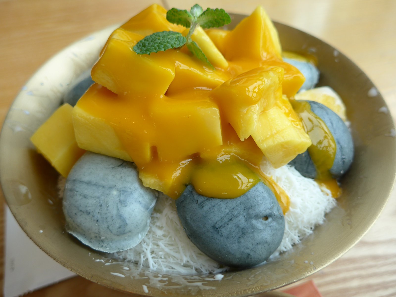 ‘몬테로쏘’가 이번 시즌 선보인 ‘몽돌리아’ 빙수. 진짜 몽돌처럼 보이는 비주얼이지만 맛있게 먹을 수 있는 크럼블이다.    거제 ｜ 양형모 기자