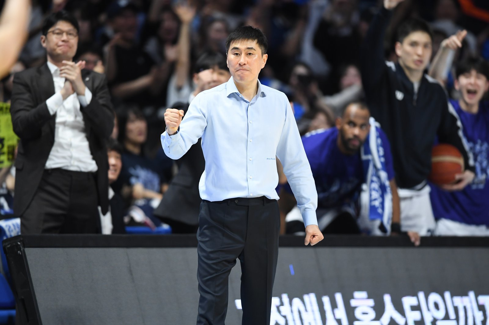 이상민 KCC 감독이 5일 소노와 챔피언 결정전 1차전서 주먹을 불끈 쥐어 보이고 있다. 사진제공|KBL