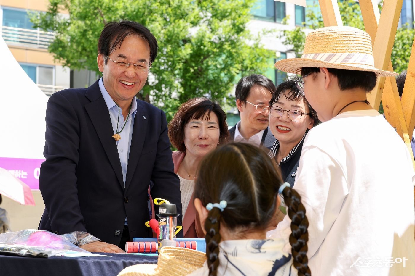 이동환 고양시장(윈쪽)은 5일 축제 현장을 찾아 부스를 둘러보고 어린이와 가족, 운영 관계자들과 현장의 목소리를 듣고 있다. 사진제공ㅣ고양시 