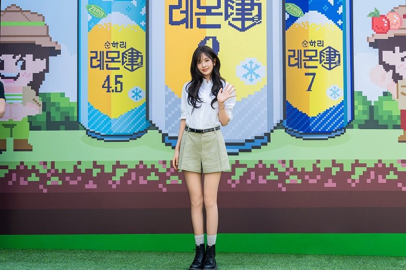 안유진이 지난달 30일 오후 성수동 ‘순하리찐 아일랜드’ 팝업스토어를 방문해 입구에서 손을 흔들며 포즈를 취하고 있다. 사진제공｜롯데칠성음료   