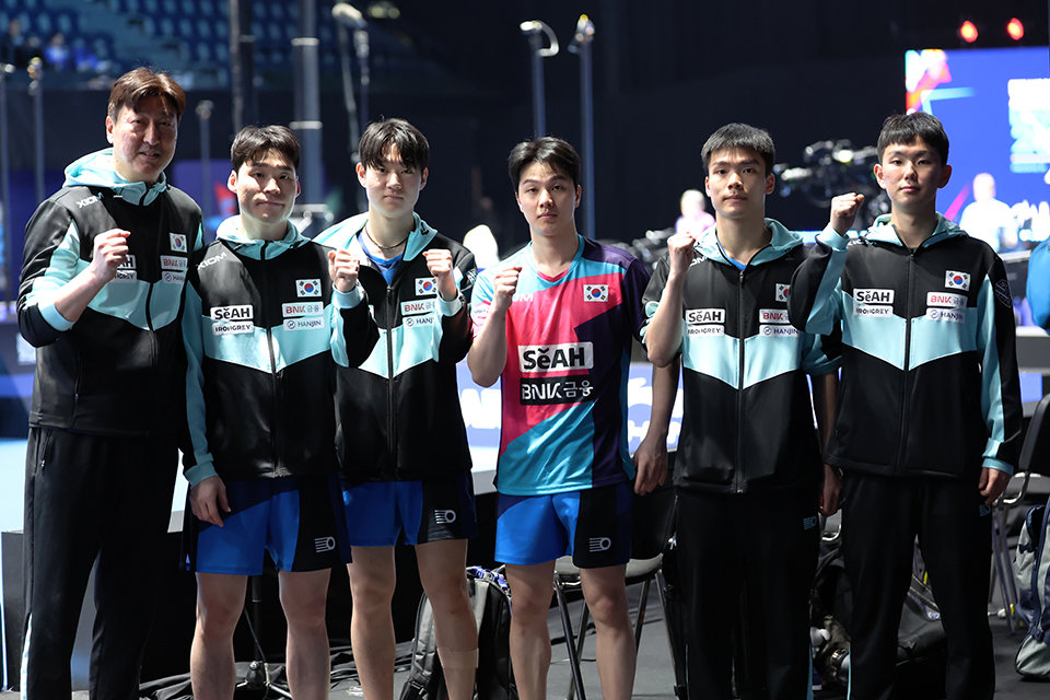남자탁구대표팀 오상은 감독, 장우진, 오준성, 안재현, 임유노, 김장원이 5일(한국시간) 영국 런던의 OVO 아레나 웸블리서 열린 슬로바키아전서 승리해 세계선수권 16강에 진출한 뒤 웃고 있다. 사진제공│대한탁구협회