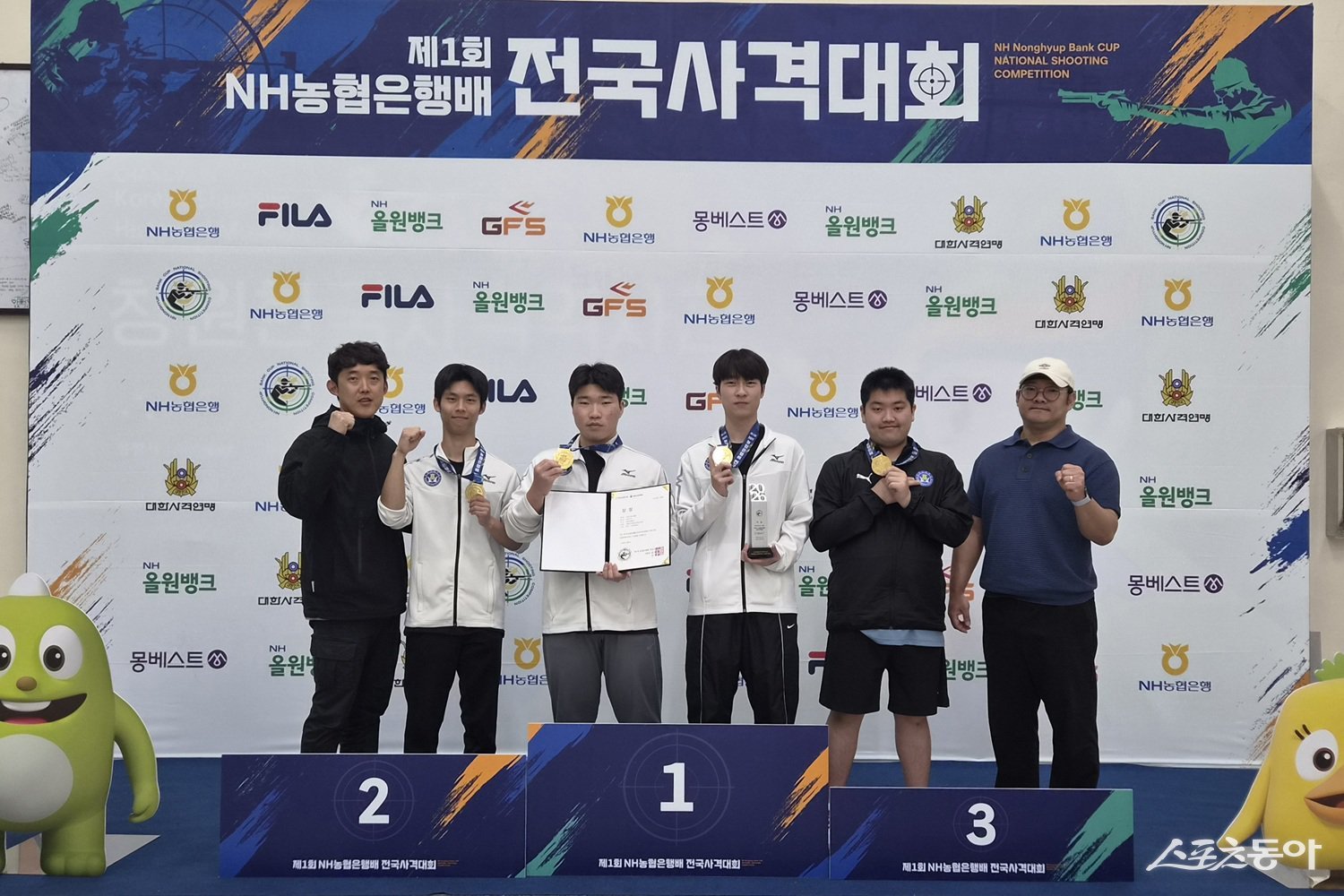 포항고등학교가 1일 ‘제1회 NH농협은행배 전국사격대회 단체전’에서 우승한 후 기념촬영을 하고 있는 모습. 사진제공ㅣ포항교육지원청