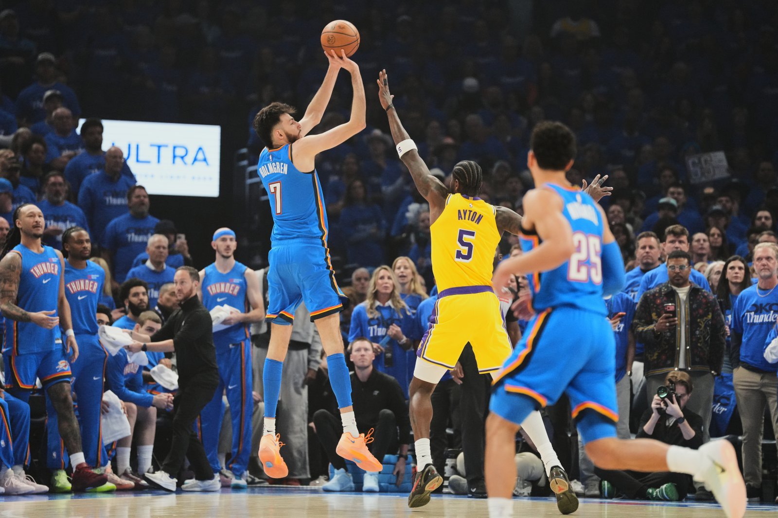 오클라호마시티 쳇 홈그렌(왼쪽)이 6일(한국시간) 페이콤 센터에서 열린 LA 레이커스와 NBA PO 2라운드 1차전 도중 외곽슛을 시도하고 있다.  오클라호마시티｜AP뉴시스