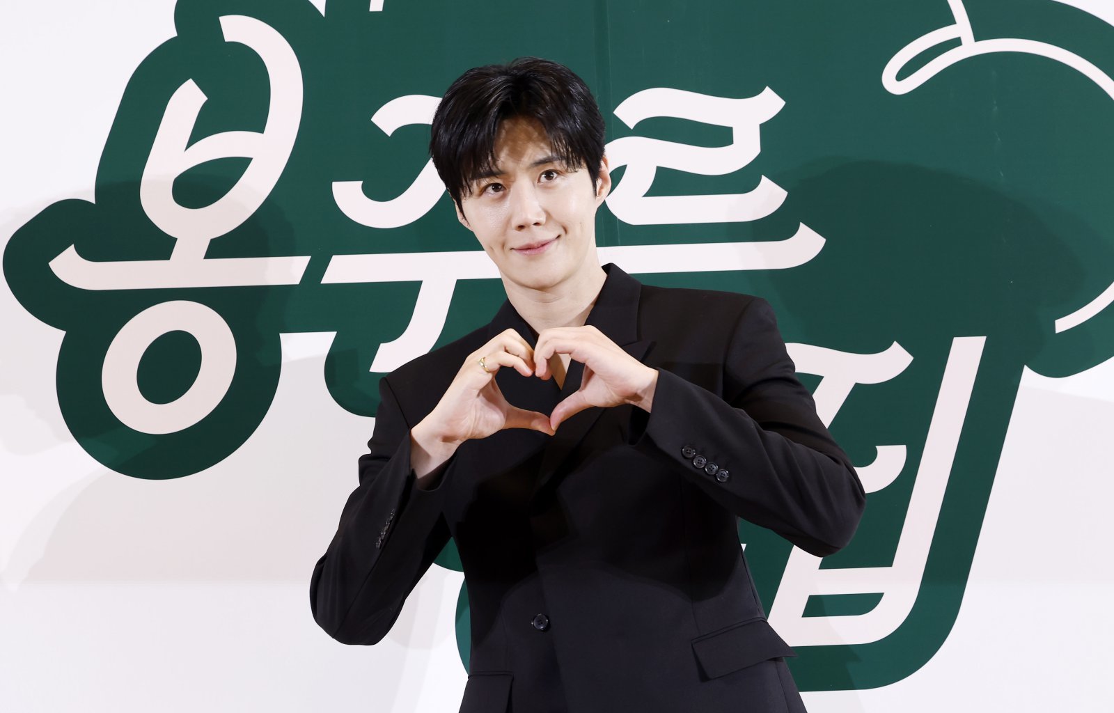 [서울=뉴시스] 김혜진 기자 = 배우 김선호가 6일 오전 서울 중구 커뮤니티마실에서 열린 쿠팡플레이 예능 프로그램 ‘봉주르 빵집’ 제작발표회에서 포즈를 취하고 있다. 2026.05.06. jini@newsis.com