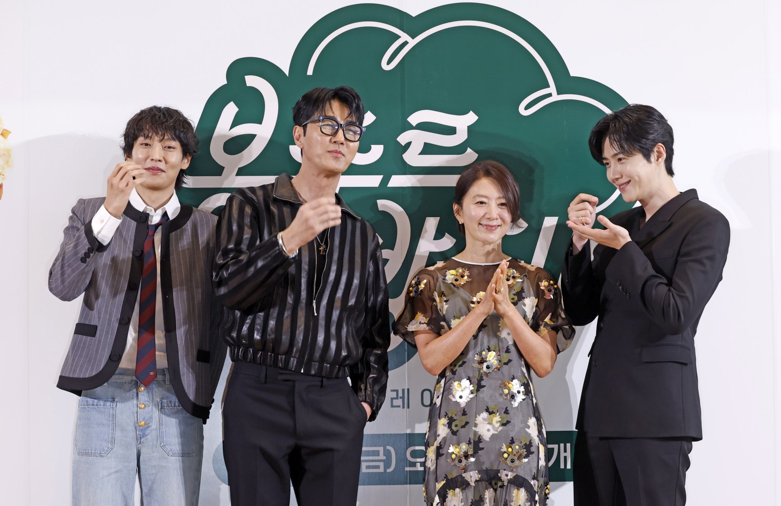 [서울=뉴시스] 김혜진 기자 = 배우 이기택(왼쪽부터), 차승원, 김희애, 김선호가 6일 오전 서울 중구 커뮤니티마실에서 열린 쿠팡플레이 예능 프로그램 ‘봉주르 빵집’ 제작발표회에서 포즈를 취하고 있다. 2026.05.06. jini@newsis.com