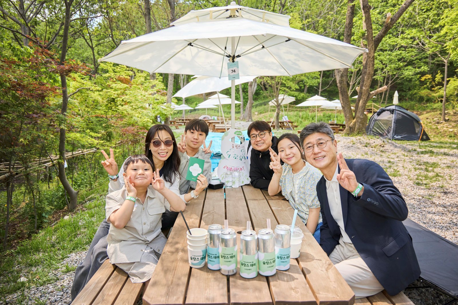 ‘T 장기고객 숲캉스 데이’에서 고객 가족과 대화를 나눈 정재헌 SK텔레콤 사장(맨 오른쪽). 사진제공｜SK텔레콤