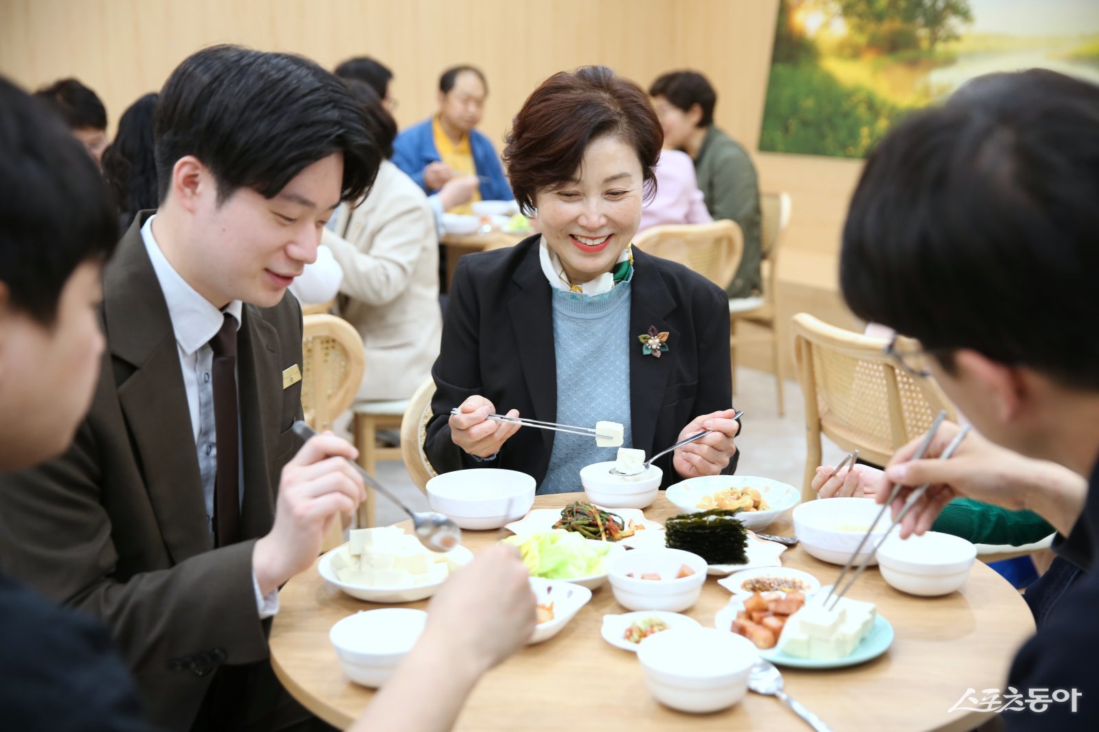 마태지파 임학센터 전도사들과 수강생들이 식사하고 있다. (사진제공=신천지예수교회)