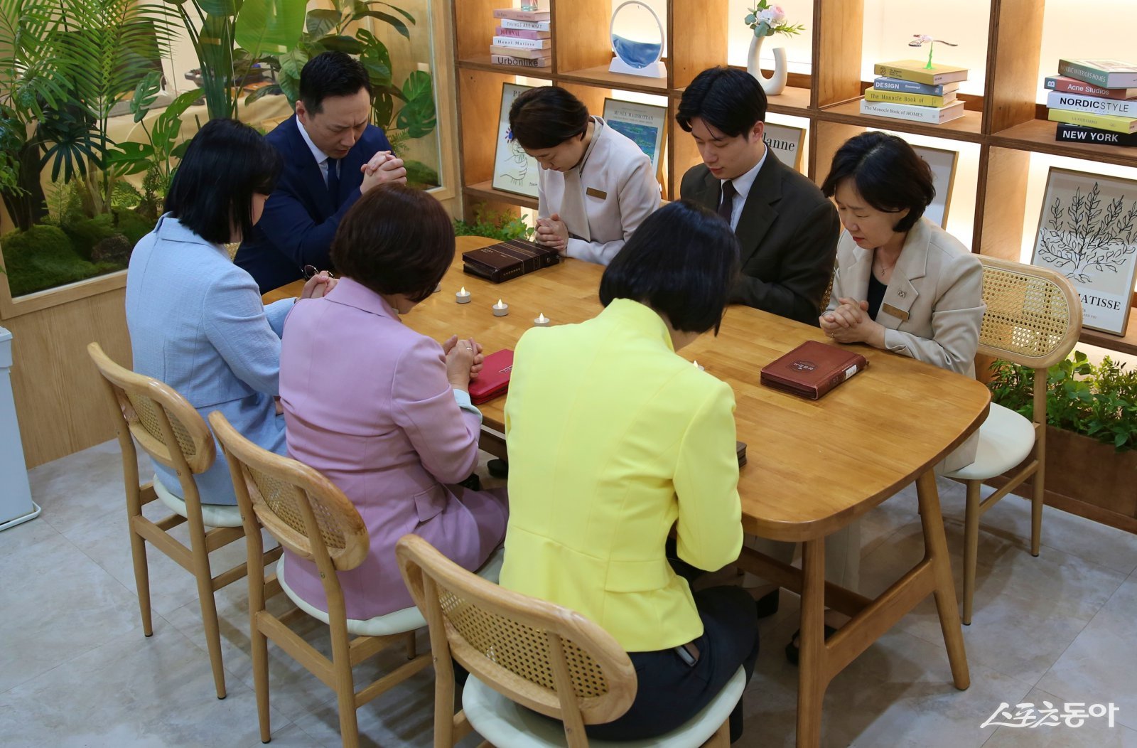 마태지파 임학센터 사역자들이 수강생들을 위해 기도하고 있다. (사진제공=신천지예수교회)