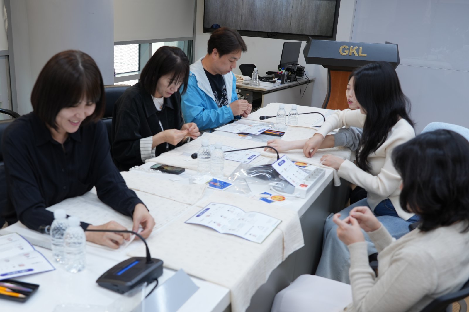 GKL임직원들이 소아암 환자들에게 기증할 위생베개커버를 만들고 있다.
