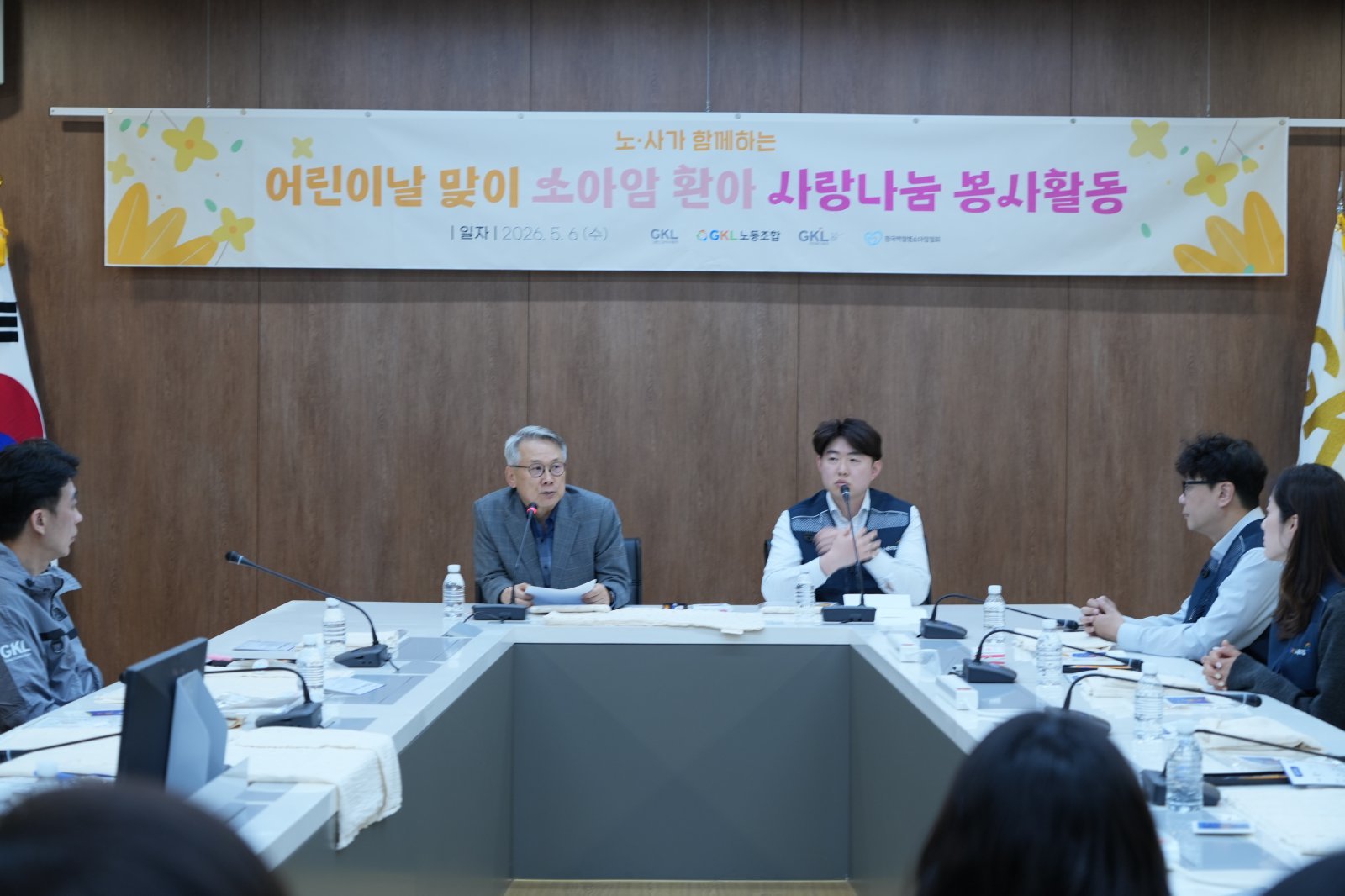 소아암 환자들에게 기증할 위생베개커버 제작에 앞서 윤두현 사장(왼쪽)과 김태형 노조위원장이 인사말을 하고 있다. 사진제공 |그랜드코리아레저