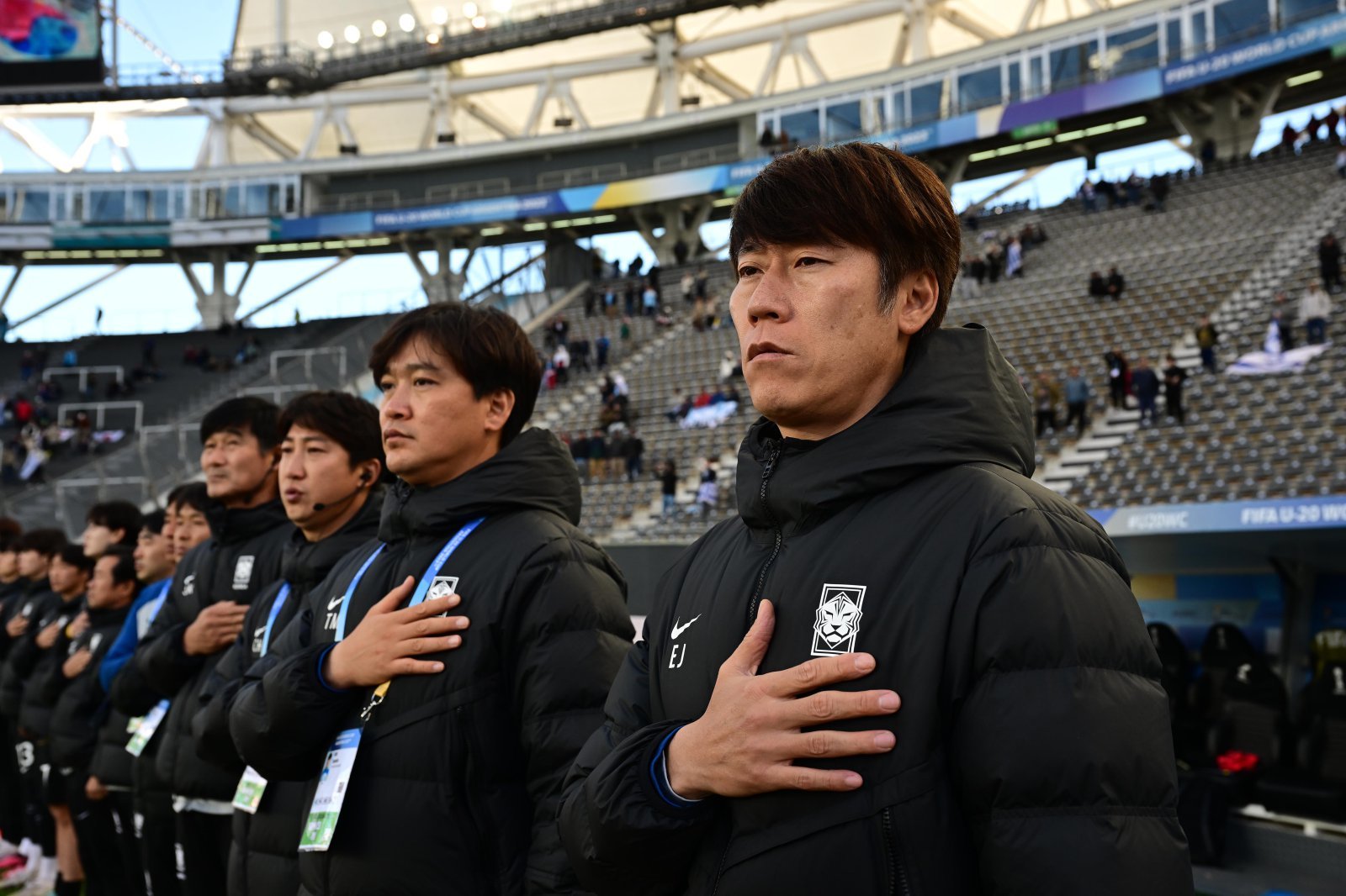 김은중 감독과 김태민 코치(오른쪽부터)가 2028LA올림픽에서 한국남자축구를 이끈다. 2023년 6월 12일(한국시간) 아르헨티나 라플라타 스타디움서 열린 이스라엘과 U-20 월드컵 3위 결정전에 앞서 애국가를 부르고 있다. 사진제공|대한축구협회