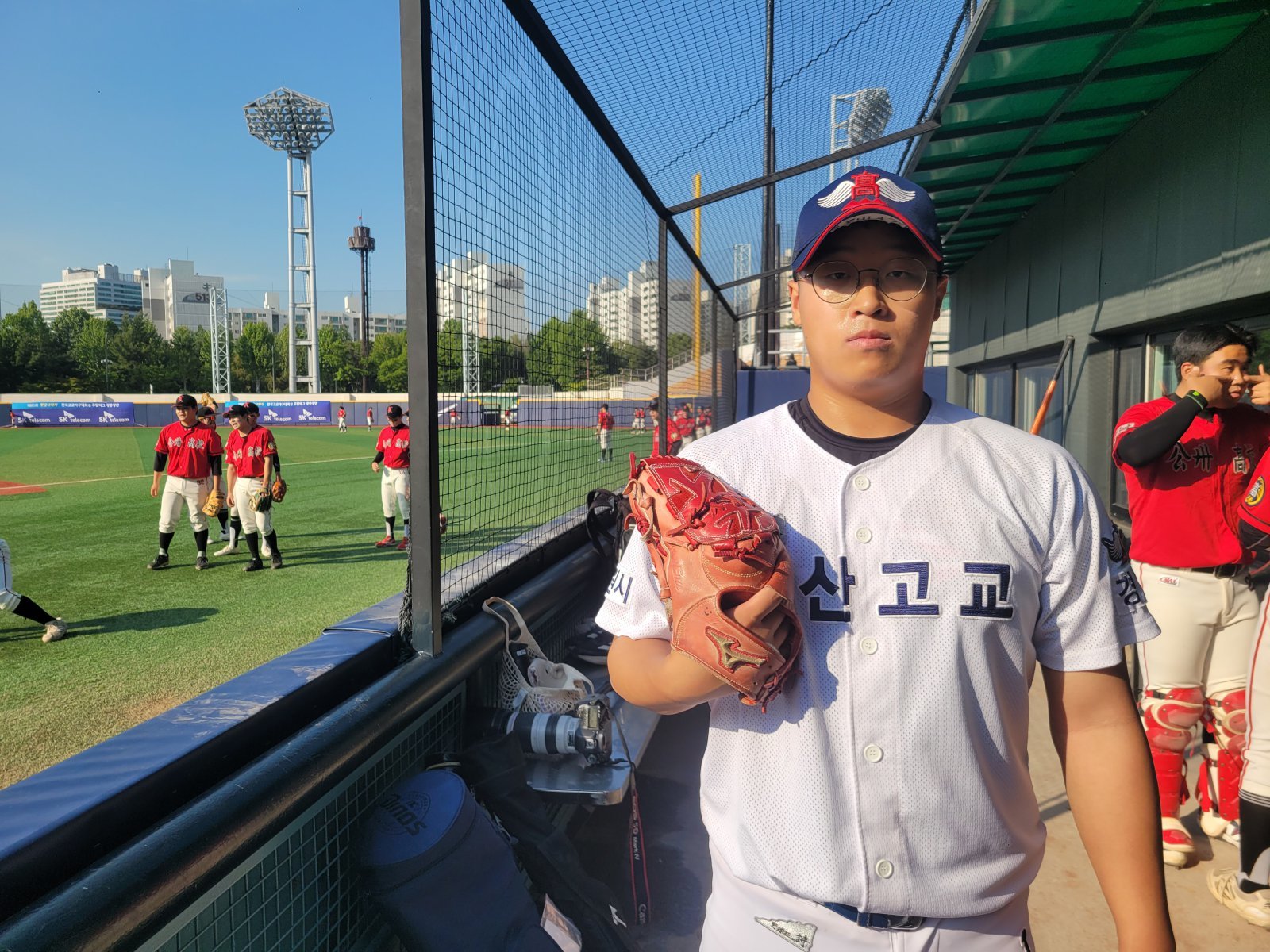 마산고 이윤성이 6일 목동구장서 열린 제80회 황금사자기 전국고교야구대회 겸 주말리그 왕중왕전(동아일보사·스포츠동아·대한야구소프트볼협회 공동 주최) 경기고와 2회전을 마친 뒤 인터뷰를 하고 있다. 이윤성은 5.1이닝 4탈삼진 무실점 호투로 팀의 11-3 승리를 이끌었다. 목동｜장은상 기자 award@donga.com