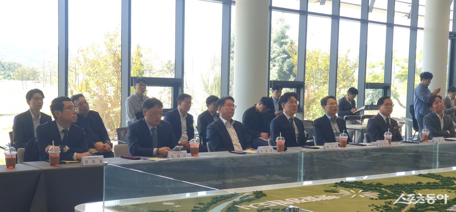 전남도는 6일 조용범 기획예산처 예산실장이 솔라시도와 HD현대삼호를 잇따라 방문해 재생에너지 기반 AI 산업과 조선업 자동화 현장을 점검하고 지역 현안을 청취했다고 밝혔다. 사진제공=전라남도