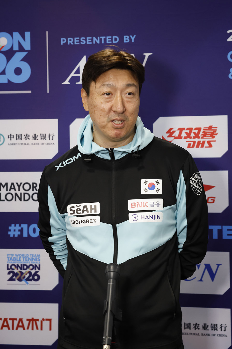 오상은 한국 남자탁구대표팀 감독이 7일(한국시간) 영국 런던의 OVO 아레나 웸블리에서 벌어진 오스트리아전서 매치 스코어 3-0으로 이겨 세계선수권 남자 단체전 8강행 티켓을 따낸 뒤 취재진과 인터뷰를 하고 있다. 사진제공│대한탁구협회