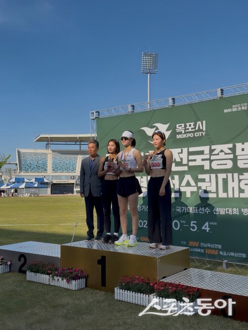 경주시청 김주현 선수가 ‘제55회 전국종별육상경기선수권대회’ 7종경기 금메달을 수상하고 있다. 사진제공 ㅣ 경주시