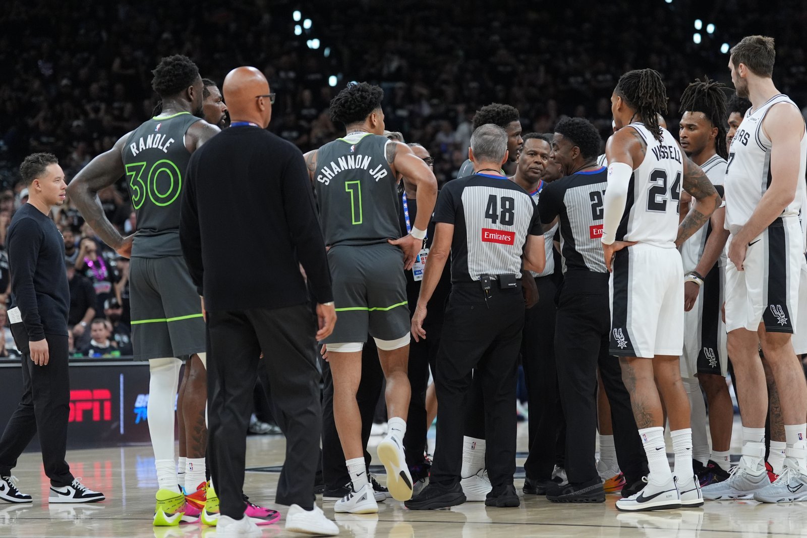 샌안토니오, 미네소타 선수들과 스태프가 7일(한국시간) 프로스트뱅크 아레나서 열린 NBA PO 2라운드 2차전 3쿼터 도중 스테픈 캐슬과 본즈 하일랜드의 몸싸움이 벌어진 직후 코트에 모여 신경전을 펼치고 있다. 샌안토니오｜AP뉴시스