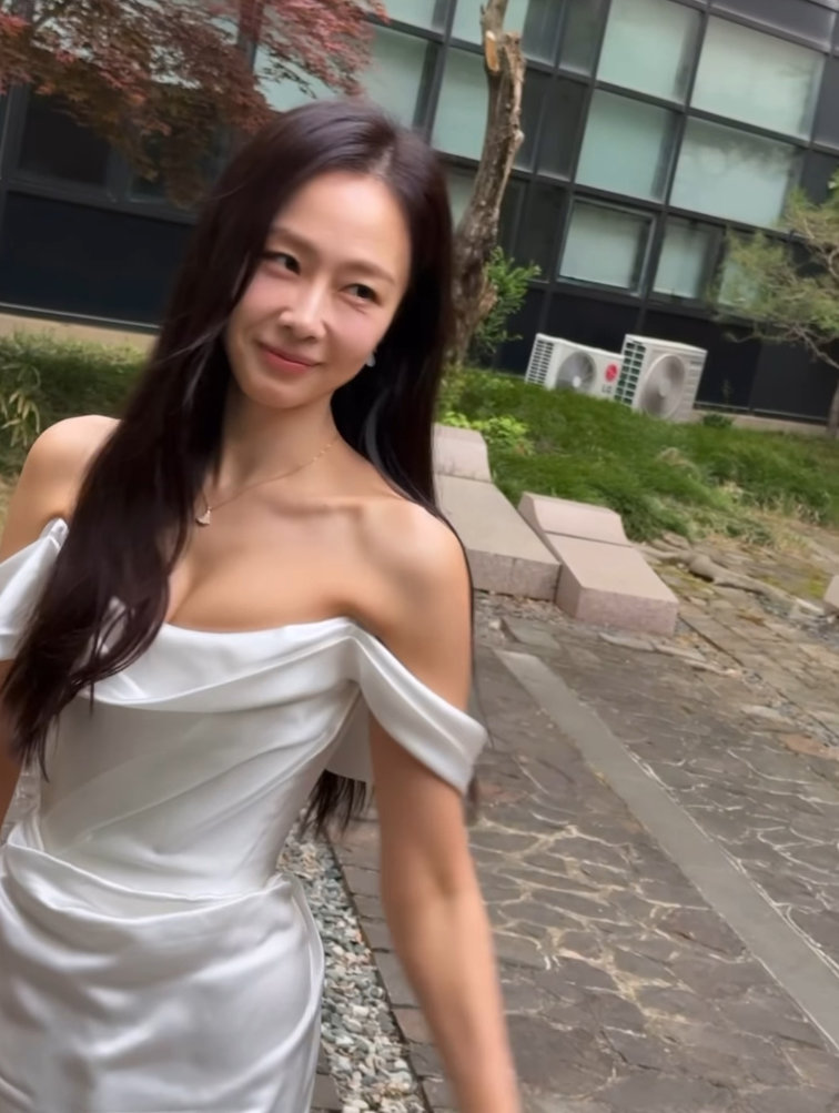 홍수현, 타이트한 순백 드레스…전주영화제 레전드 썼다