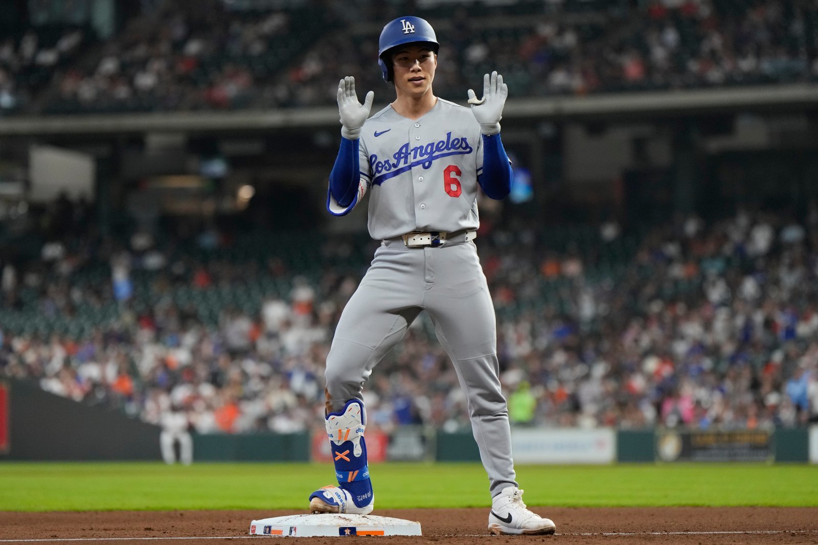 LA 다저스 김혜성이 7일(한국시간) 미국 텍사스주 휴스턴 다이킨파크에서 열린 미국 메이저리그(MLB) 휴스턴 애스트로스와 원정경기에 8번타자 유격수로 선발출전해 7회초 3루타를 때린 뒤 세리머니를 하고 있다. 휴스턴|AP뉴시스