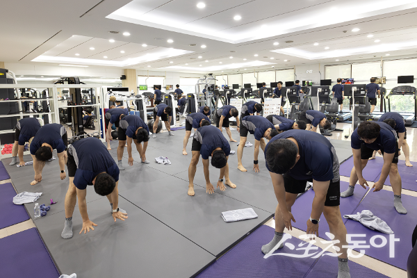포스코 포항제철소 8주 운동 프로그램 오전반 직원들이 운동하고 있는 모습. 사진제공ㅣ포스코