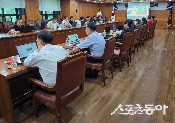포항상공회의소가 7일 ‘AI 프롬프트 마스터 : 질문의 기술’ 교육을 실시하고 있는 모습. 사진제공ㅣ포항상공회의소