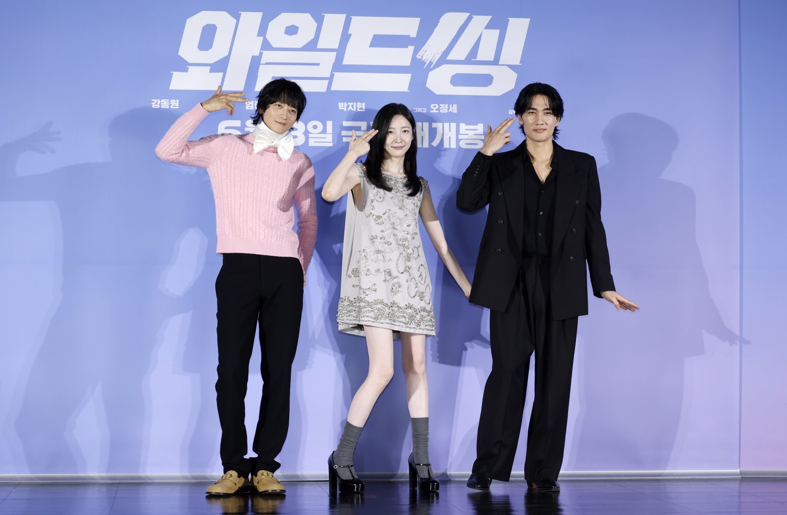[서울=뉴시스] 김혜진 기자 = 배우 강동원(왼쪽부터), 박지현, 엄태구가 7일 오전 서울 광진구 롯데시네마 건대입구에서 열린 영화 ‘와일드 씽’ 제작보고회에서 포즈를 취하고 있다.  2026.05.07. jini@newsis.com