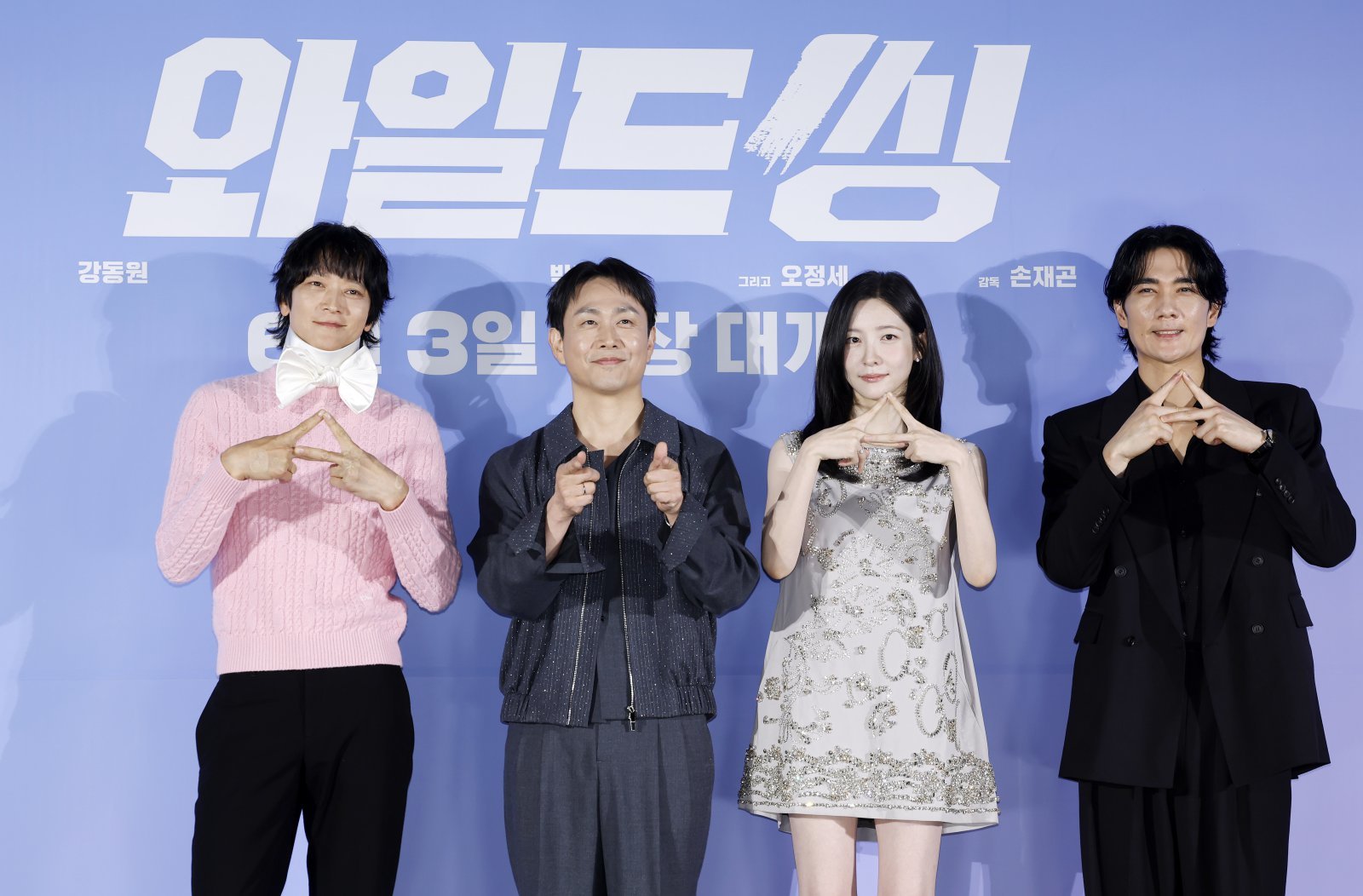 [서울=뉴시스] 김혜진 기자 = 배우 강동원(왼쪽부터), 오정세, 박지현, 엄태구가 7일 오전 서울 광진구 롯데시네마 건대입구에서 열린 영화 ‘와일드 씽’ 제작보고회에서 포즈를 취하고 있다.  2026.05.07. jini@newsis.com