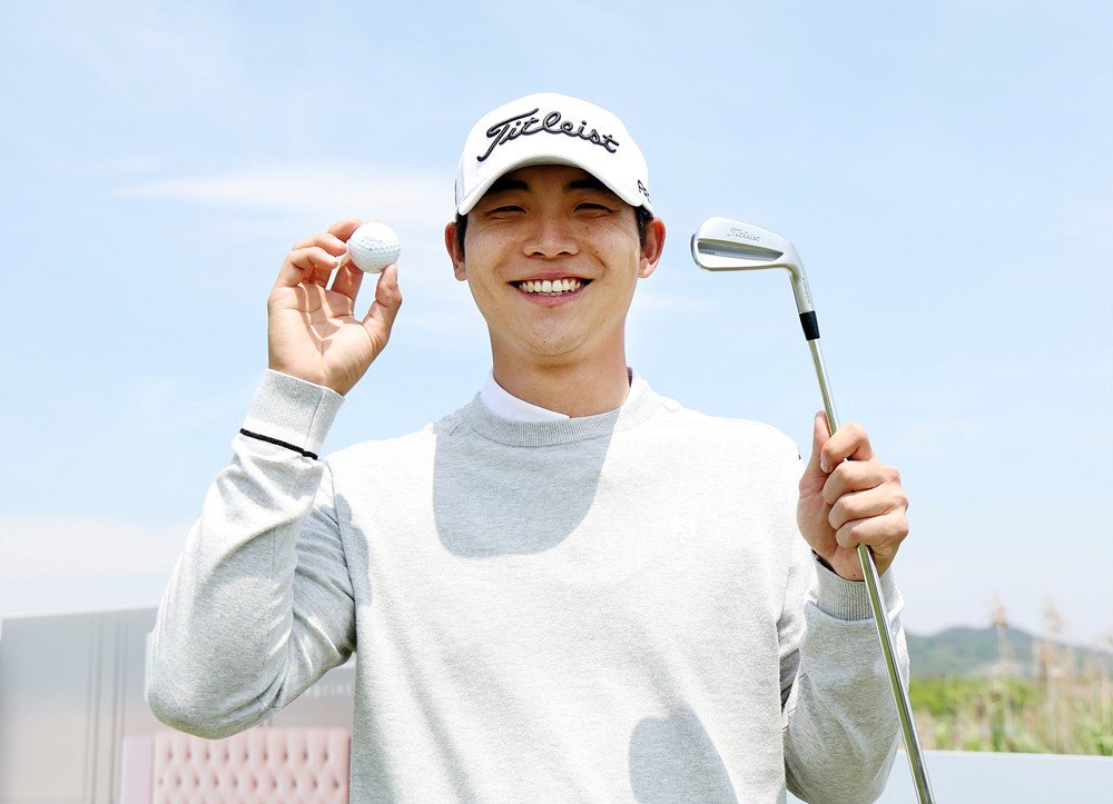 KPGA 파운더스컵 1라운드 14번 홀에서 정규 투어 데뷔 후 첫 홀인원을 기록한 안지민.  사진제공  | KPGA