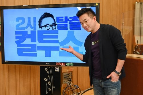 “20년 지각 0회” DJ 김태균, 생방 중 자리 비웠다…컬투쇼 20주년 맞아 초유의 해프닝까지