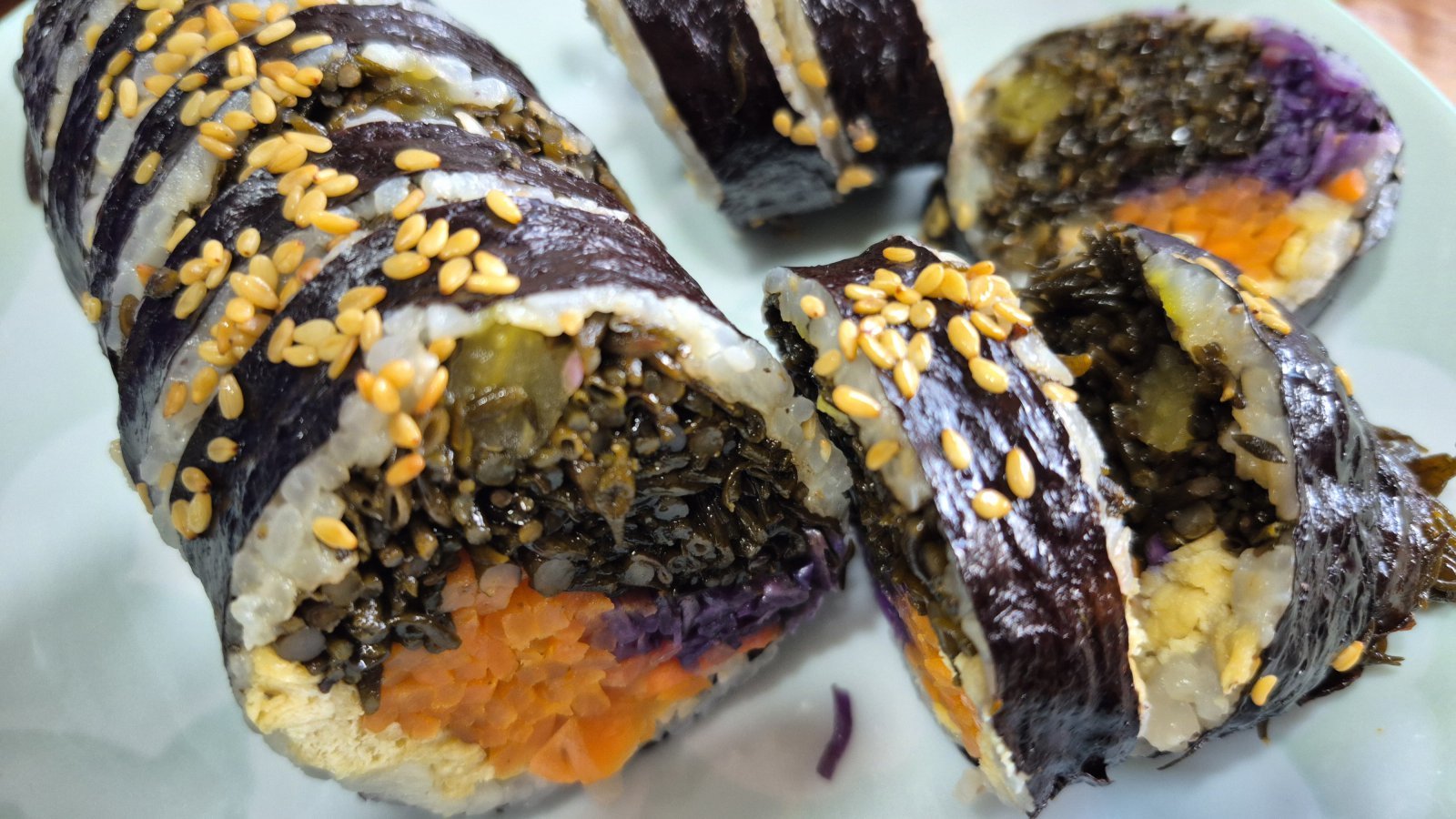 거제 쌤김밥의 명물 톳김밥. 톳과 당근이 기분좋은 식감을 선사한다. 굵은 편이라 입이 작은 사람이라면 한 입에 넣기 힘들지 모른다. 거제 |양형모 기자