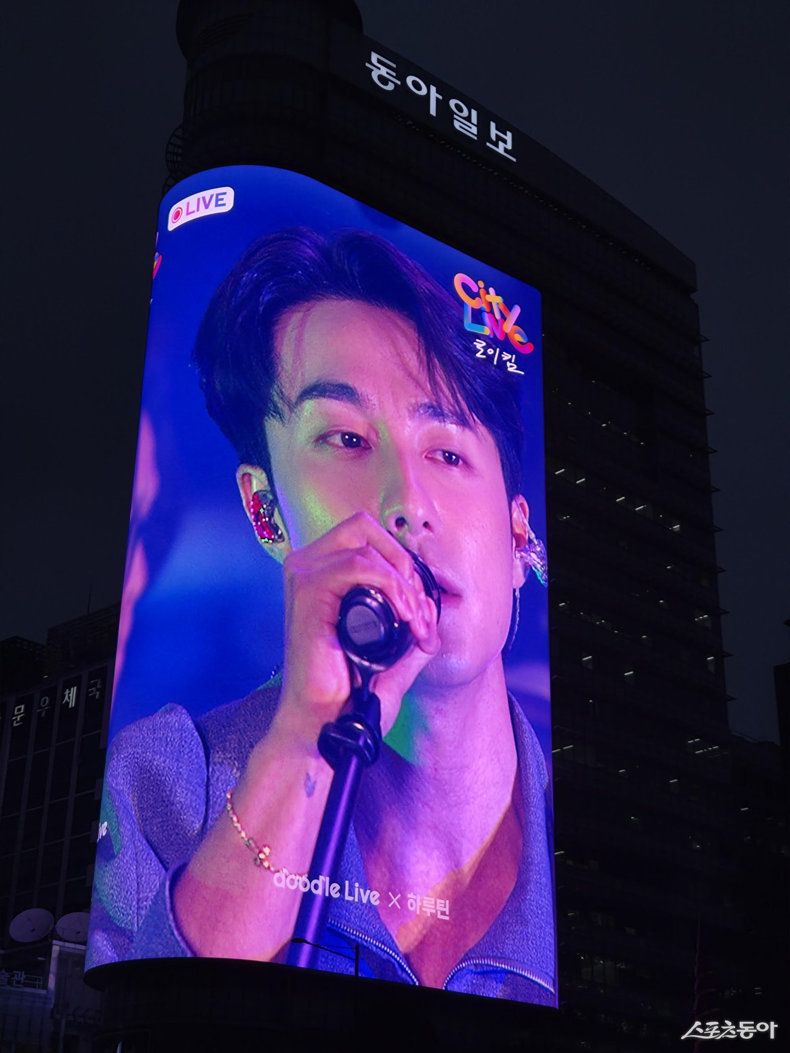 ‘감성 장인’ 로이킴이 7일 오후 7시 동아미디어센터앞 청계광장에서 시티 라이브를 열었다. 1시간에 걸쳐 진행된 공연에서 그는 20일 내놓는 리메이크 앨범에 수록되는 노래 전곡을 라이브로 선보여 큰 호응을 얻었다.     허민녕 기자 mignon@donga.com