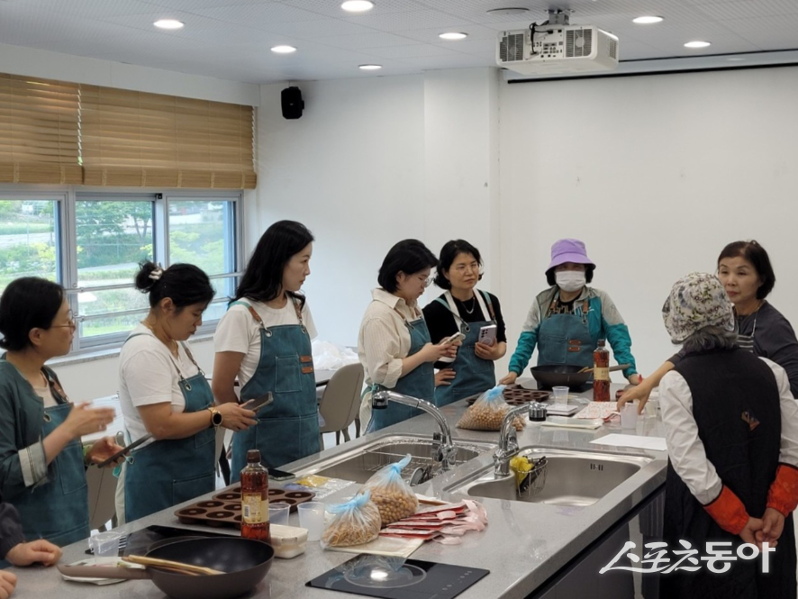 함평군은 오는 5월 말까지 모악산 치유센터에서 방문객들을 위한 봄 시즌 치유 프로그램을 운영한다고 7일 밝혔다. 사진제공=함평군