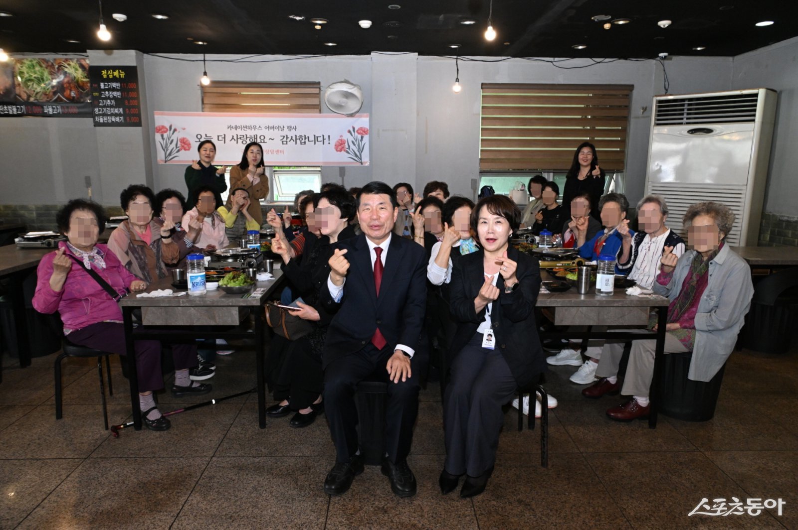 백경현 시장(앞줄 윈쪽)은 지난 7일 구리시 노인상담센터가 운영하는 카네이션하우스를 찾아 어버이날 행사에 참여하고 기념 촬영하고 있다.