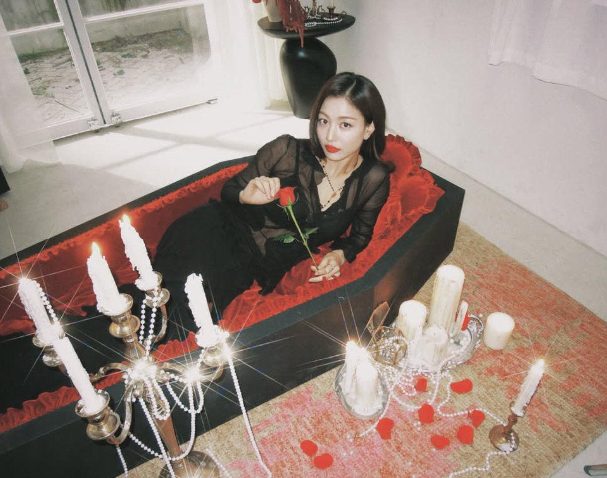 트와이스 지효, 블랙 시스루 언더웨어…아찔한 레드립