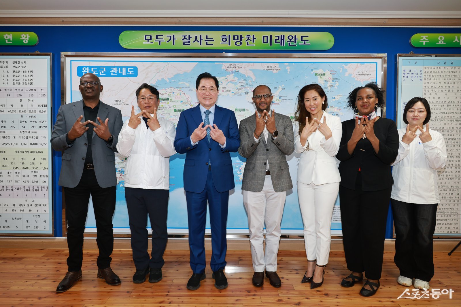 주한 탄자니아 대사를 비롯한 관계자들이 완도군을 방문하고 기념촬영을 하고 있다. 사진제공=완도군