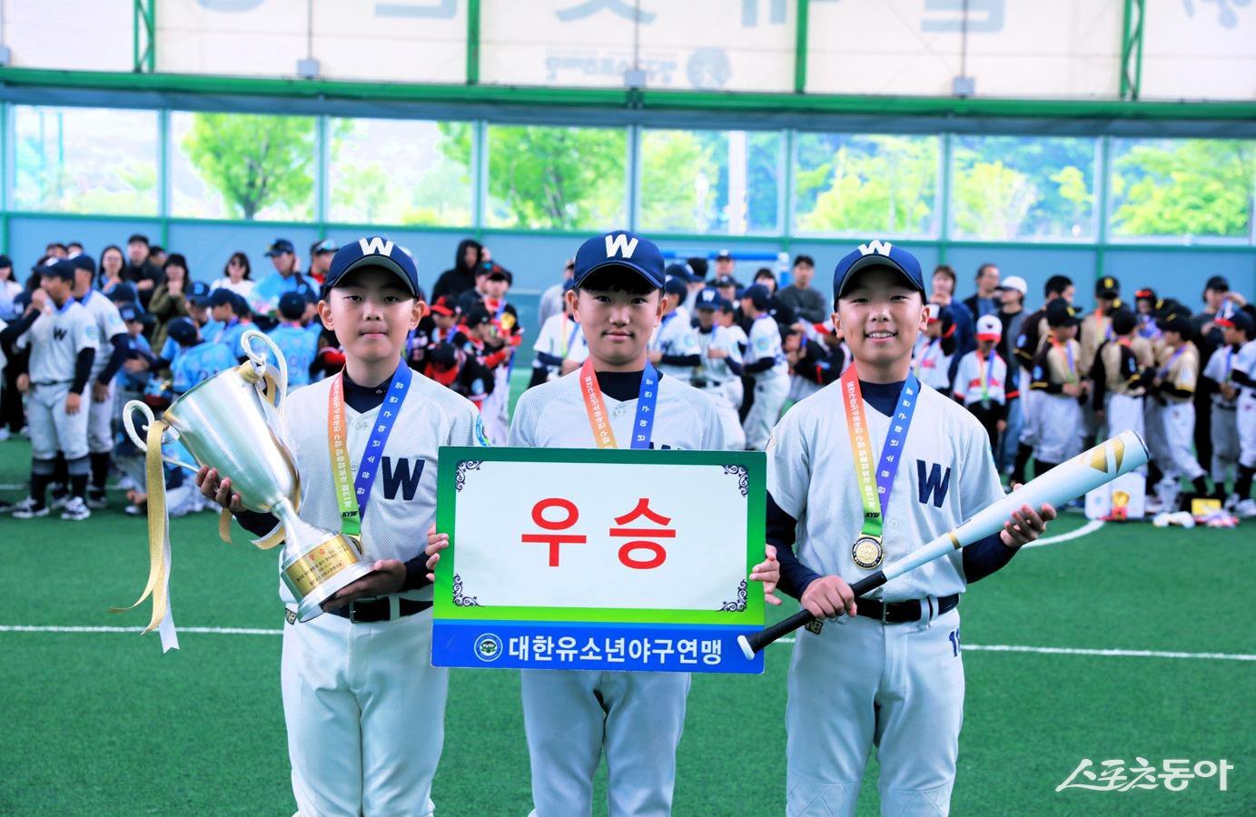 제13회 국토정중앙 양구 전국유소년야구대회에서 U-13 청룡 우승을 차지한 휘문아카데미유소년야구단. 사진제공|대한유소년야구연맹